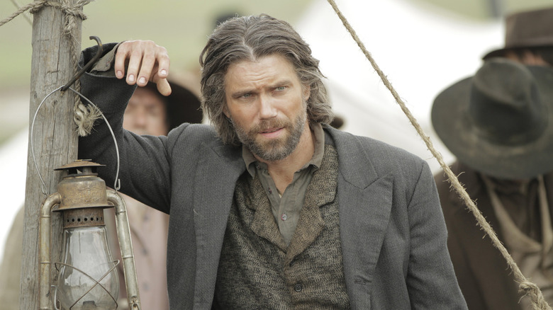 Cullen Bohannon (Anson Mount) leaning against a post in Hell On Wheels