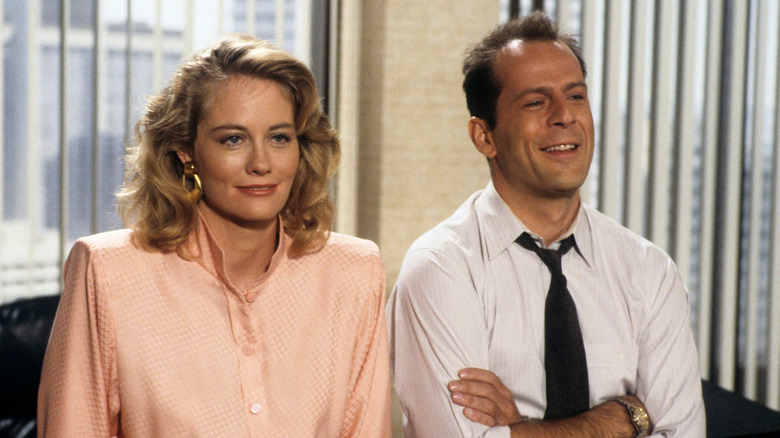 Maddie Hayes (Cybill Shepherd) and David Addison (Bruce Willis) standing together in Moonlighting