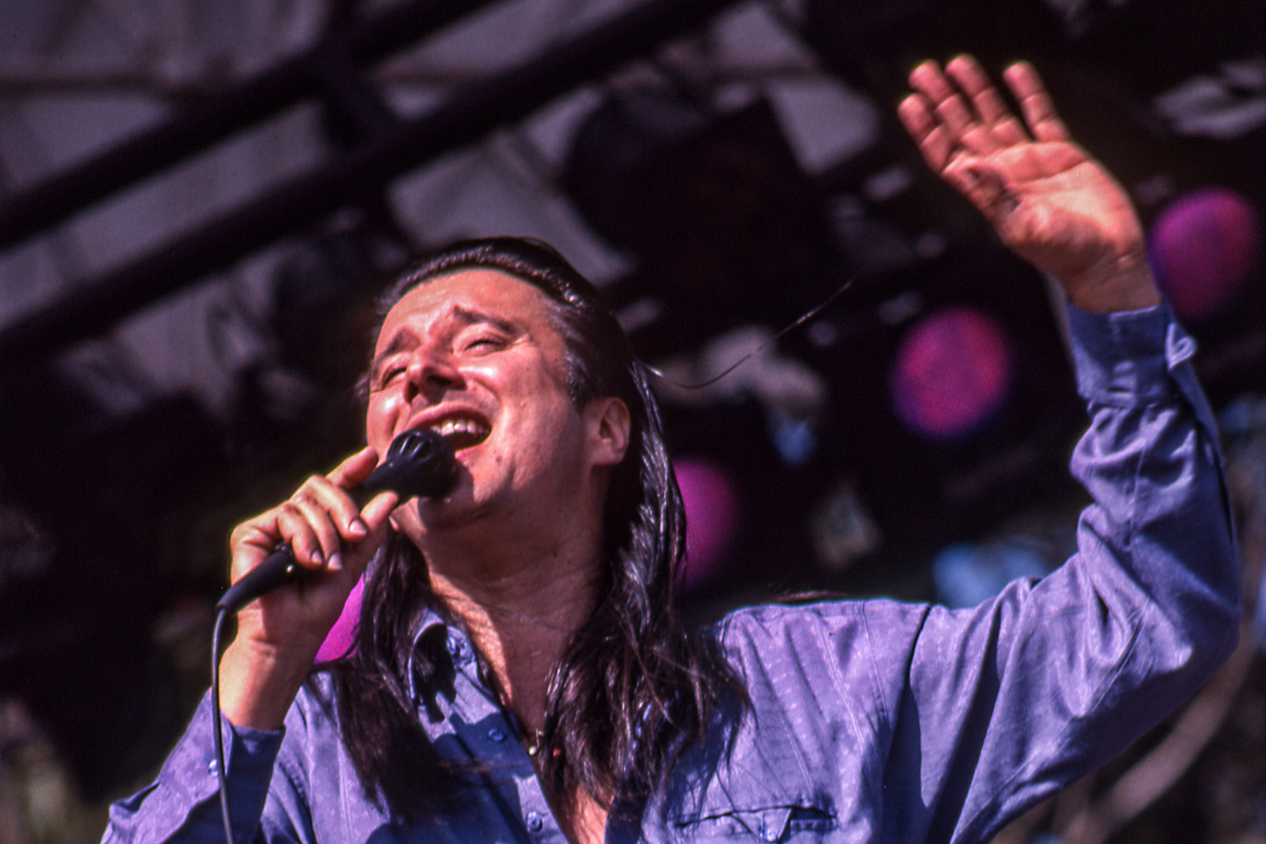 Steve Perry performs with Journey at the Bill Graham tribute concert at the Polo Fields in Golden Gate Park in San Francisco, California on November 3, 1991  (Photo by Ed Perlstein/Redferns/Getty Images)