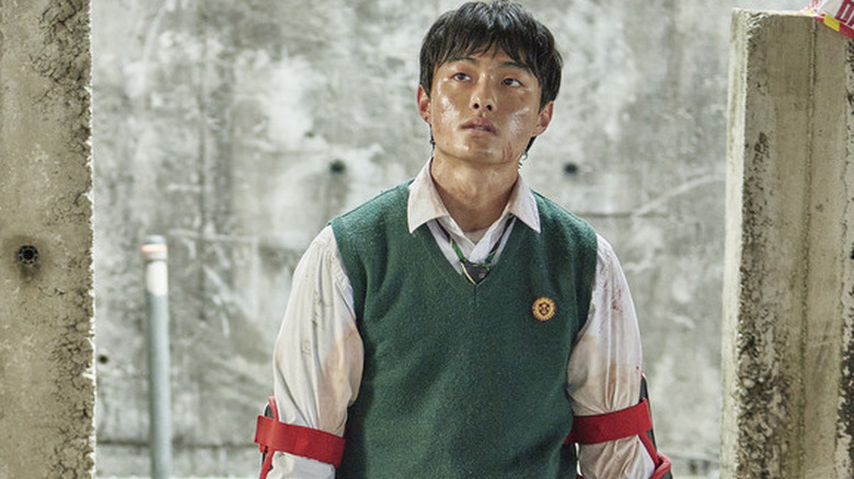 Lee Cheong-san (Yoon Chan-young) kneeling down on "All of Us Are Dead."