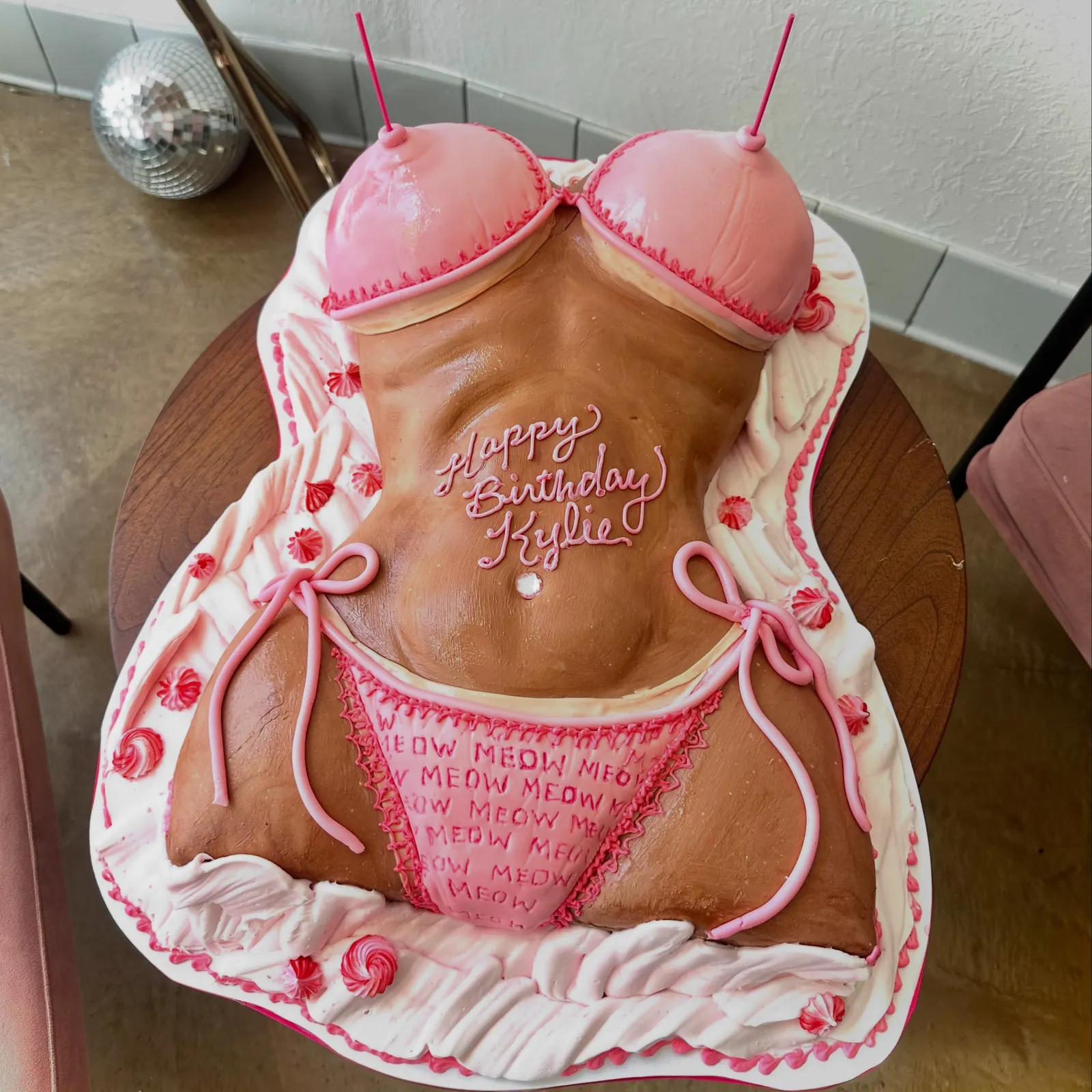 Cory Pohlman cake for Kylie Jenner 29th birthday