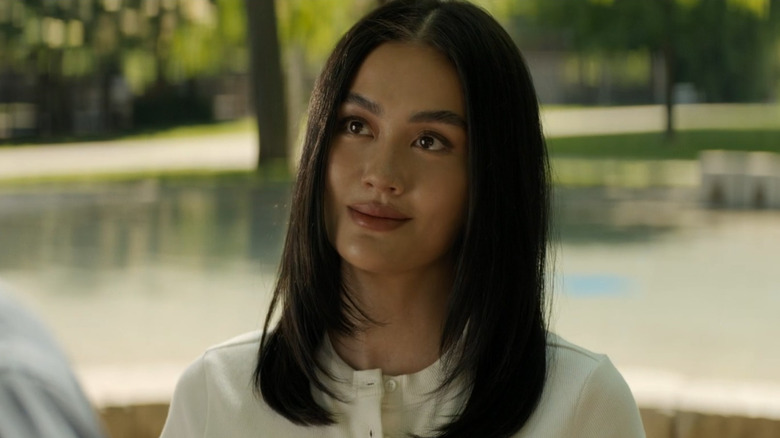 Lila Hoth speaks to Jack Reacher in the park in "Reacher" (2022)