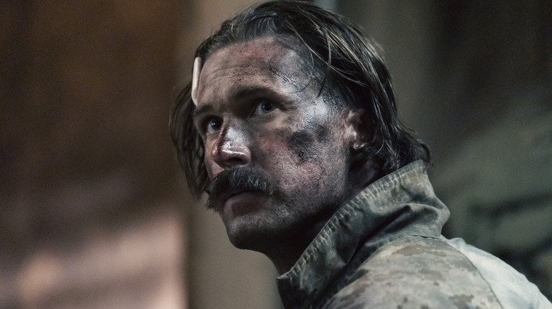 Closeup of Garrett's dirty face in Marshals