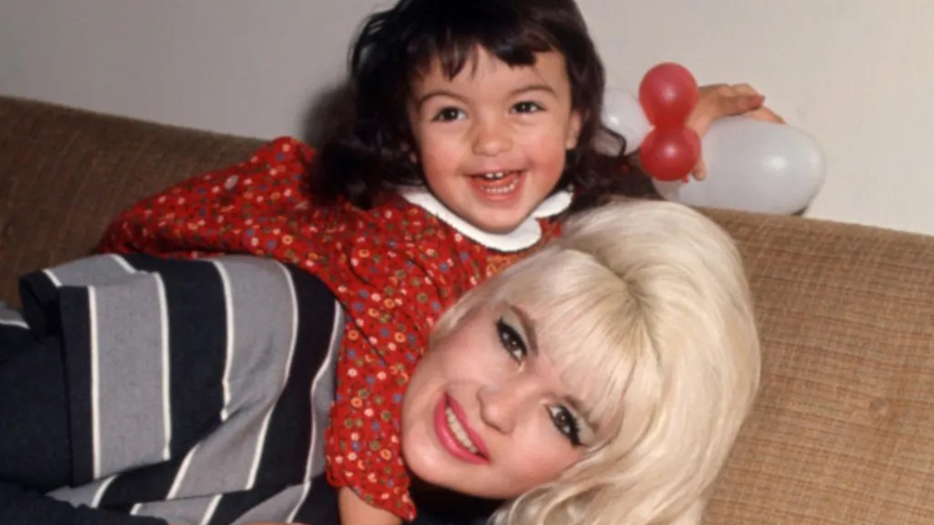 A young Mariska Hargitay with her mother, Jayne Mansfield.
