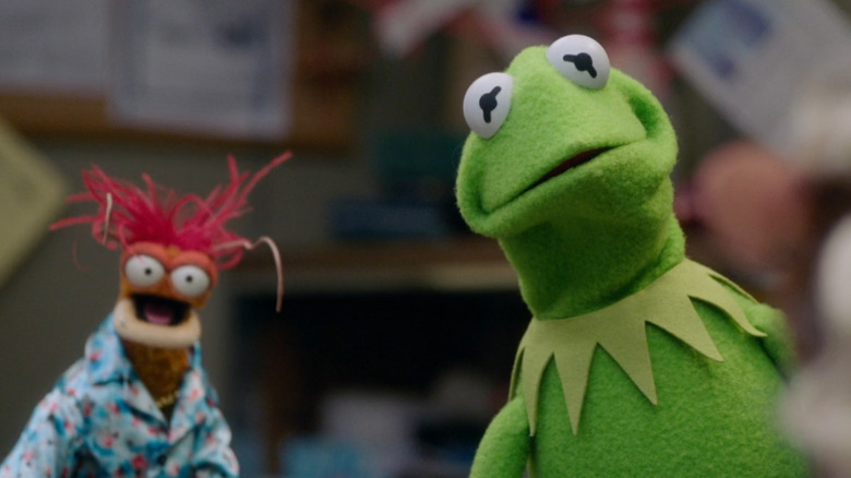 Kermit and Pepe react in ABC's "The Muppets" (2015)