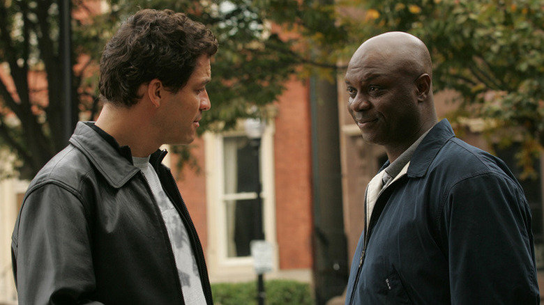 Jimmy McNulty (Dominic West) speaks with Bunny Colvin (Robert Wisdom) in The Wire